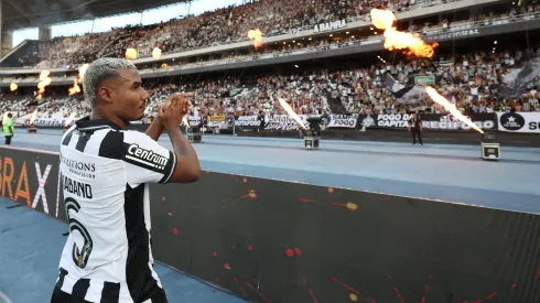 Cuiabano comemora com a torcida do Botafogo. Foto: Vitor Silva/Botafogo.