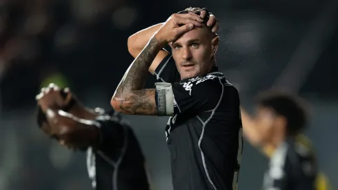 Vegetti, jogador do Vasco, lamenta durante partida contra o Mirassol no estadio Sao Januario pelo campeonato Brasileiro A 2025. Foto: Jorge Rodrigues/AGIF