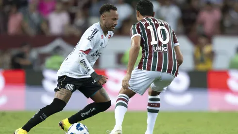 Ganso, jogador do Fluminense, disputa lance com Neymar jogador do Santos durante partida no estadio Maracana pelo campeonato Brasileiro A 2025. Foto: Jorge Rodrigues/AGIF