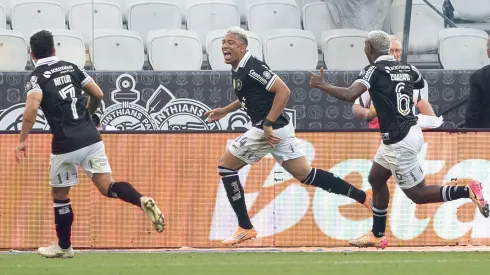 Jordan Barrera jogador do Botafogo comemora seu gol durante partida contra o Corinthians no estadio Arena Corinthians pelo campeonato Brasileiro A 2025. Foto: Joisel Amaral/AGIF