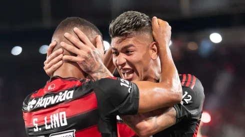 RJ – RIO DE JANEIRO – 03/12/2025 – BRASILEIRO A 2025, FLAMENGO X CEARA – Samuel Lino jogador do Flamengo comemora seu gol com Carrascal jogador da sua equipe durante partida contra o Ceara no estadio Maracana pelo campeonato Brasileiro A 2025. Foto: Jorge Rodrigues/AGIF