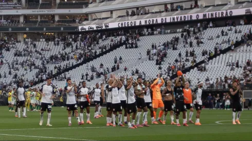 SP – SAO PAULO – 07/12/2025 – BRASILEIRO A 2025, CORINTHIANS X JUVENTUDE – Jogadores do Corinthians agradece a torcida antes de deixar o campo apos partida contra o Juventude no estadio Arena Corinthians pelo campeonato Brasileiro A 2025. Foto: Joisel Amaral/AGIF