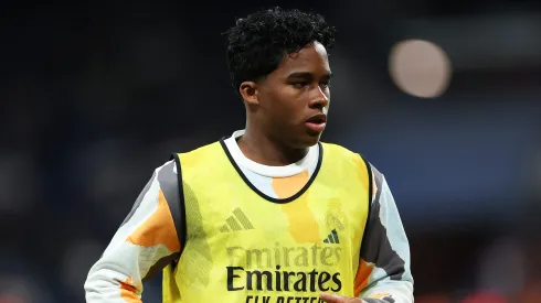 Endrick durante o aquecimento no Estadio Santiago Bernabeu em partida do Real Madrid