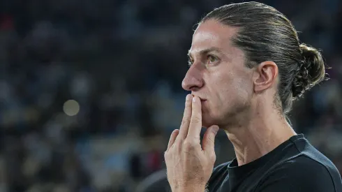 Filipe Luís tem baixas no Flamengo para encarar o Cruz Azul – Foto: Thiago Ribeiro/AGIF