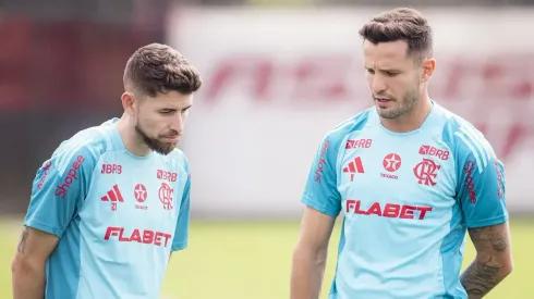 Saúl (à direita) tem jogado com dores no tendão de Aquiles e pode operar após o Intercontinental – Foto: Adriano Fontes/CRF