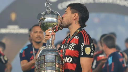 LIMA, PERU – NOVEMBER 29: Giorgian de Arrascaeta of Flamengo celebrates with the trophy after winning the 2025 Copa CONMEBOL Libertadores Final match between Palmeiras and Flamengo at Estadio Monumental on November 29, 2025 in Lima, Peru. (Photo by Buda Mendes/Getty Images)