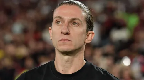 Filipe Luís solta duras críticas ao uso do gramado sintético em meio à discussão entre BAP e Leila