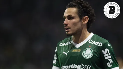 Raphael Veiga jogador do Palmeiras durante partida contra o Santos no estádio Arena Allianz Parque pelo campeonato Brasileiro A 2025. Foto: Anderson Romão/AGIF