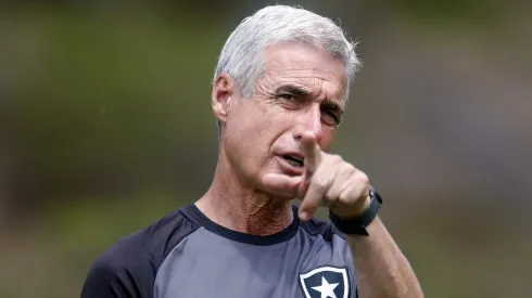 Luis Castro em treino do Botafogo. Sua metodologia vai ajudar o Imortal