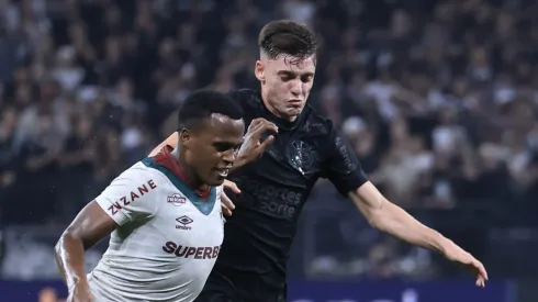 Breno Bidon jogador do Corinthians disputa lance com Arias ex-jogador do Fluminense