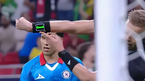 Árbitro mostra tecnologia em relógio que confirmou gol de Arrascaeta contra o Cruz Azul – Foto: Reprodução/Transmissão Oficial CazeTV