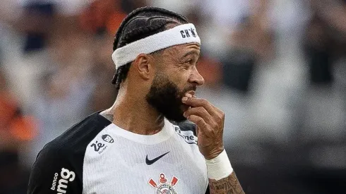Memphis Depay jogador do Corinthians lamenta empate no final da partida contra o Juventude no estadio Arena Corinthians pelo campeonato Brasileiro A 2025. Foto: Joisel Amaral/AGIF