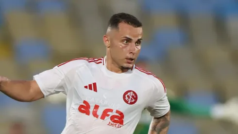 Bruno Gomes, lateral-direito do Inter em partida pelo campeonato brasileiro (Foto: Lucas Figueiredo/Getty Images)