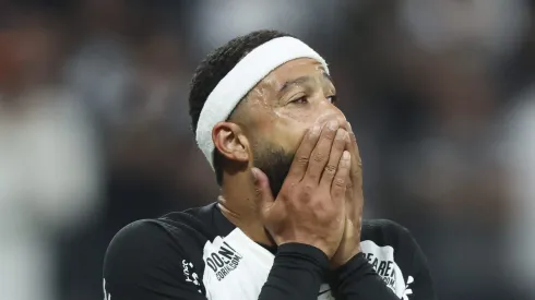 Memphis Depay, atacante do Corinthians em partida pelo campeonato brasileiro (Foto: Alexandre Schneider/Getty Images)