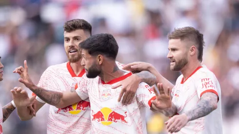 Juninho Capixaba jogador do Bragantino comemora seu gol durante partida contra o Criciuma