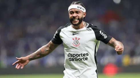 Memphis Depay, jogador do Corinthians, comemora seu gol durante partida contra o Cruzeiro no estadio Mineirao pelo campeonato Copa Do Brasil 2025. Foto: Gilson Lobo/AGIF