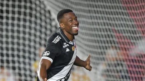 Carlos Cuesta comemorando tento marcado em São Januário