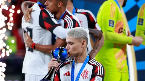 Luiz Araújo levantando a taça no Catar –
Foto: Getty Images/Getty Images