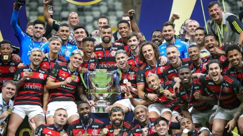 MG – BELO HORIZONTE – 10/11/2024 – COPA DO BRASIL 2024, ATLETICO X FLAMENGO – Jogadores do Flamengo comemoram o T[itulo de Campeao e levantam a taca da copa do Brasil ao final da partida contra o Atletico no estadio Arena MRV pelo campeonato Copa Do Brasil 2024. Foto: Gilson Lobo/AGIF