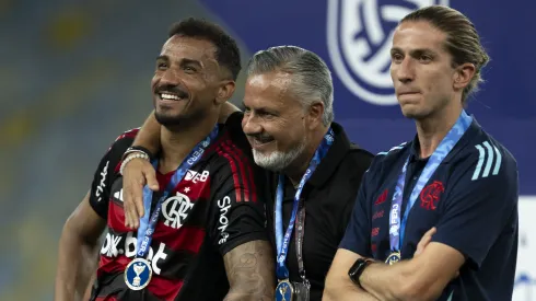 RJ – RIO DE JANEIRO – 22/02/2025 – CARIOCA 2025, FLAMENGO X MARICA – Danilo jogador do Flamengo comemora titulo com Jose Boto diretor de futebol e Filipe Luis tecnico da sua equipe apos partida contra o Marica no estadio Maracana pelo campeonato Carioca 2025. Foto: Jorge Rodrigues/AGIF