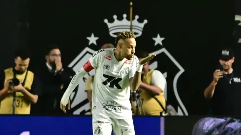 Em descanso nos EUA, Neymar deve operar o joelho antes de selar novo acordo com o Santos — Foto Jota ErreAGIF