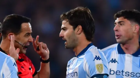 Santiago Sosa em campo com a camisa do Racing.