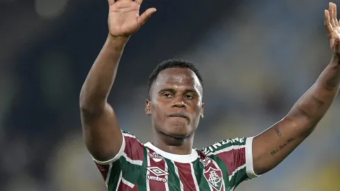 Arias torce direto da Inglaterra pelo Flu.