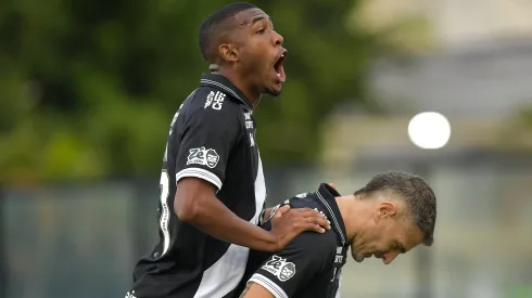Vegetti jogador do Vasco comemora seu gol com Rayan jogador da sua equipe durante partida contra o Atletico-MG no estadio Sao Januario pelo campeonato Brasileiro A 2025. Foto: Thiago Ribeiro/AGIF