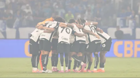 Equipe do Corinthians reunida antes do início do jogo – Foto: Gilson Lobo/AGIF