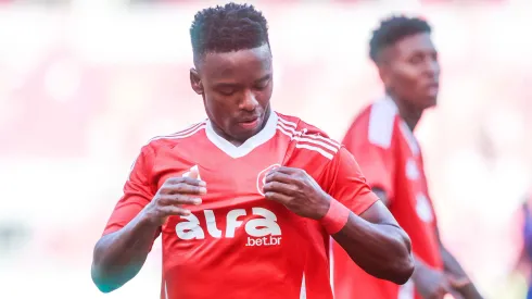 Carbonero jogador do Internacional comemora seu gol durante partida contra o Bragantino no estadio Beira-Rio pelo campeonato Brasileiro A 2025. Foto: Luiz Erbes/AGIF
