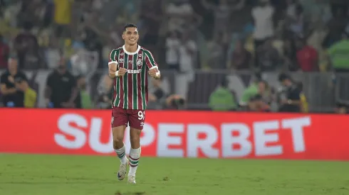 Serna comemora seu gol no clássico. Foto: Thiago Ribeiro/AGIF