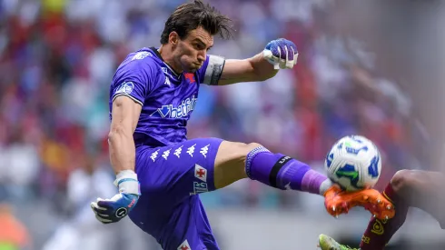 Léo Jardim quase deixou o Vasco com um a menos em trombada com Everaldo no 1º tempo de Vasco x Fluminense