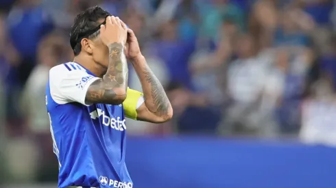 Lucas Villalba jogador do Cruzeiro lesionado com muletas ao final da partida contra o Corinthians. Foto: Gilson Lobo/AGIF