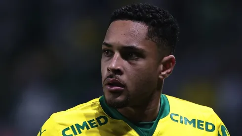 Vitor Roque durante partida pelo Palmeiras – Foto: Ettore Chiereguini/AGIF