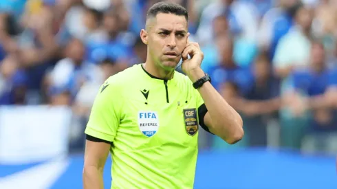 MG – BELO HORIZONTE – 09/11/2025 – BRASILEIRO A 2025, CRUZEIRO X FLUMINENSE – O arbitro Rodrigo Jose Pereira de Lima<br />
durante partida entre Cruzeiro e Fluminense no estadio Mineirao pelo campeonato Brasileiro A 2025. Foto: Gilson Lobo/AGIF