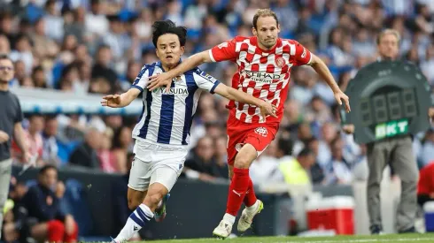 Takefusa Kubo (Real Sociedad) e Daley Blind (Girona) em ação durante partida da La Liga | Crédito: Alamy Live News