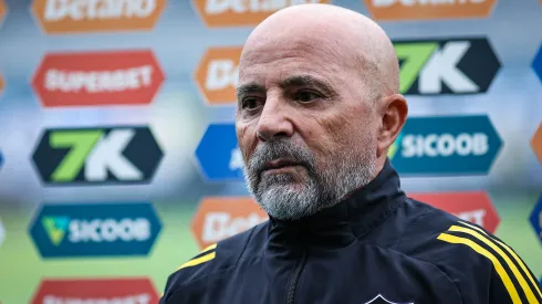 SP – BRAGANCA PAULISTA – 16/11/2025 – BRASILEIRO A 2025, BRAGANTINO X ATLETICO-MG – Jorge Sampaoli tecnico do Atletico-MG durante partida contra o Bragantino no estadio Cicero De Souza Marques pelo campeonato Brasileiro A 2025. Foto: Fabio Giannelli/AGIF