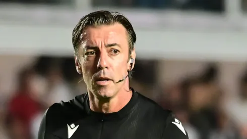 SP – SANTOS – 15/11/2025 – BRASILEIRO A 2025, SANTOS X PALMEIRAS – O arbitro Raphael Claus durante partida entre Santos e Palmeiras no estadio Vila Belmiro pelo campeonato Brasileiro A 2025.