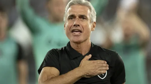 RJ – RIO DE JANEIRO – 27/06/2023 – LUIS CASTRO, TECNICO DO BOTAFOGO – Luis Castro, tecnico do Botafogo, no Engenhao, na temporadas de 2022 e 2023. Durante Foto: Jorge Rodrigues/AGIF