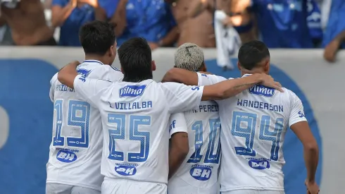 Equipe do Cruzeiro comemorando gol – Foto: Thiago Ribeiro/AGIF