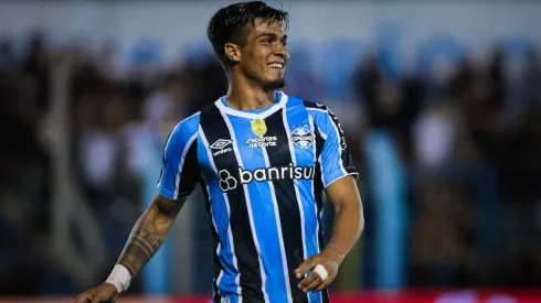 Matias Arezo, jogador do Grêmio, comemora seu gol durante partida contra o Monsoon no estadio Do Vale pelo campeonato Gaúcho 2025. Foto: Maxi Franzoi/AGIF