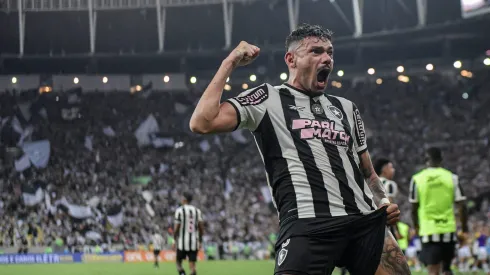 Tiquinho Soares no Botafogo comemora seu gol durante partida contra o Criciuma no estadio Maracana pelo campeonato Brasileiro A 2024 – Foto: Thiago Ribeiro/AGIF