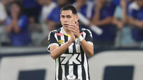 Caballero jogador do Santos comemora seu gol durante partida contra o Cruzeiro no estadio Mineirao pelo campeonato Brasileiro A 2025. Foto: Gilson Lobo/AGIF