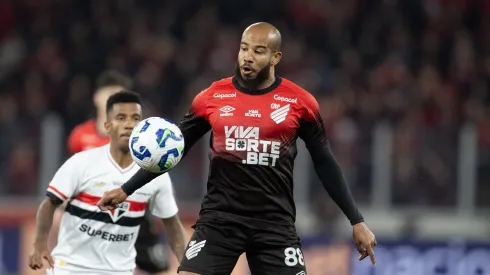 PR – CURITIBA – 06/08/2025 – COPA DO BRASIL 2025, ATHLETICO-PR X SAO PAULO – Patrick jogador do Athletico-PR durante partida contra o Sao Paulo no estadio Arena da Baixada pelo campeonato Copa Do Brasil 2025. Foto: Hedeson Alves/AGIF