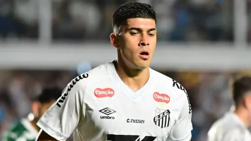 Frías muda cenário nos bastidores do Santos e futuro do zagueiro ganha atenção para 2026 — Foto Jota ErreAGIF