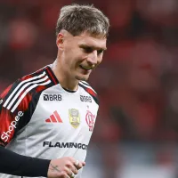 Torcida ovaciona Varela durante Flamengo x Pyramids e lateral vira destaque do jogo