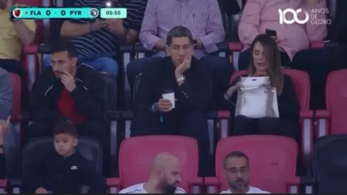 Firmino assistindo jogo do Flamengo – Foto: TV Globo