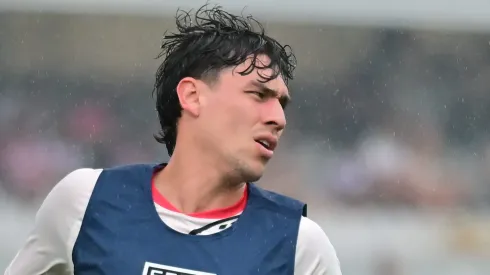 Ferraresi, jogador do São Paulo, durante aquecimento antes da partida contra o Juventude no estadio Vila Belmiro pelo campeonato Brasileiro A 2025. Foto: Jota Erre/AGIF