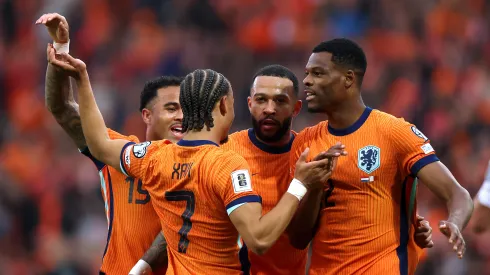 Xavi Simons e Memphis em partida da Holanda. (Photo by Dean Mouhtaropoulos/Getty Images)