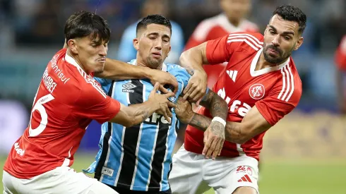 Cristian Olivera, atacante do Grêmio em partida pel campeonato brasileiro (Foto: Pedro H. Tesch/Getty Images)